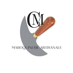 Attirée par le toucher, l'odeur du cuir, j'ai suivi une reconversion professionnelle pour obtenir un CAP MAROQUINERIE. Le plaisir artisanal s'est transformé en passion du métier : Travailler le cuir délicatement pour créer des articles aux finitions soignées